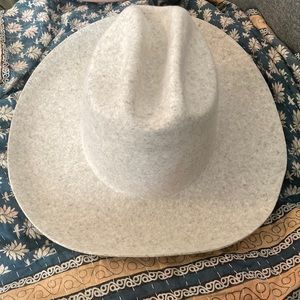 Gigi Pip Ezra hat NWT! Mixed Grey! 57